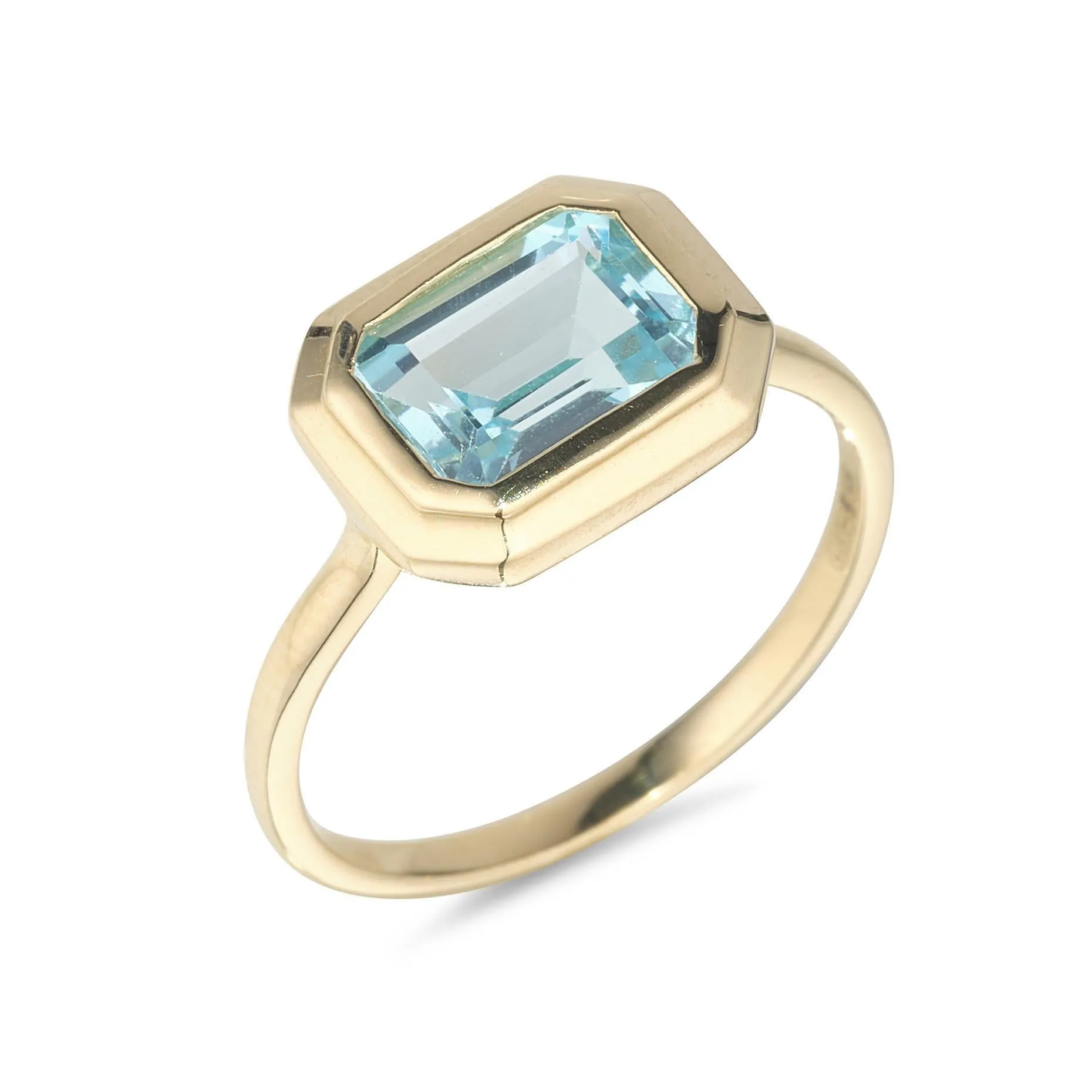9kt Gold Sky Blue Topaz Ring 8x6